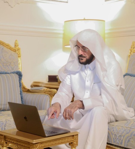 شاهد .. وزير الشؤون الإسلامية يتابع سير تقديم الخدمات عبر خدمة التواصل في البوابة الإلكترونية