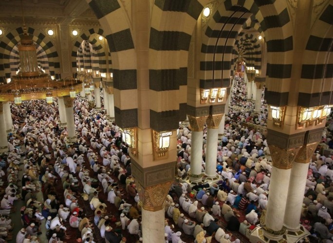 إمام المسجد النبوي يحذر من الاستدراج بالنعم