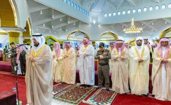 نائب أمير الشرقية يؤدي صلاة الاستسقاء مع جموع المصلين