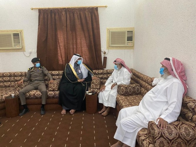 محافظ العيدابي ينقل تعازي القيادة الرشيدة لذوي شهيد الواجب ” الغزواني “