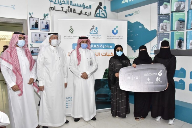 أيتام “إخاء” يتسلّمون سياراتهم الجديدة لمزاولة العمل الحر