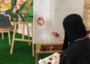 ركن الفن التشكيلي يبهر الزوار في “ عروس الباحة ” ركن الفن التشكيلي يبهر الزوار في “ عروس الباحة ”