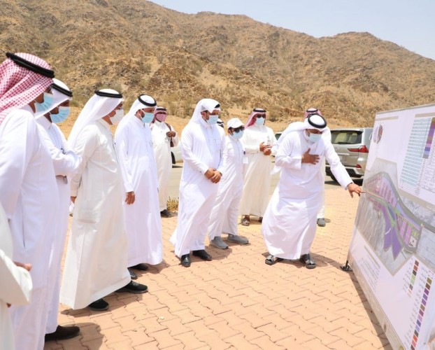 أمين عسير يتفقد محافظة محايل ويقف على عدد من المشروعات