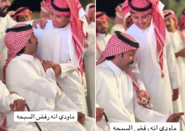شاهد .. شاعر المحاورة تركي الميزاني يرفض هدية “سبحة” من طفل صغير ويقسم الآراء بين مؤيد وناقد شاهد .. شاعر المحاورة تركي الميزاني يرفض هدية “سبحة” من طفل صغير ويقسم الآراء بين مؤيد وناقد