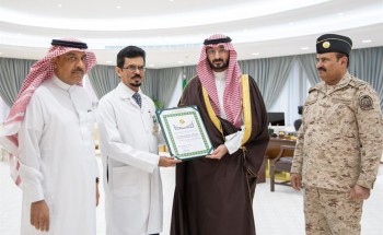 بعد صدور أمر ملكي بذلك.. وزير الحرس الوطني يقلّد البارقي وسام الملك فهد لتميزه في المجال الطبي