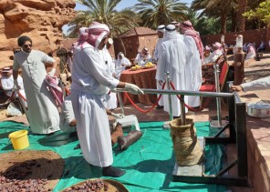 أهالي العلا،على موعد مع ظهيرة سبت ساخنة في مهرجان تمور(الشنة،والمجلاد) أهالي العلا،على موعد مع ظهيرة سبت ساخنة في مهرجان تمور(الشنة،والمجلاد)