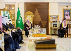 أمير نجران يعبر عن أسفه لتوفر وظائف شاغرة بالمنطقة دون شغلها أمير نجران يعبر عن أسفه لتوفر وظائف شاغرة بالمنطقة دون شغلها