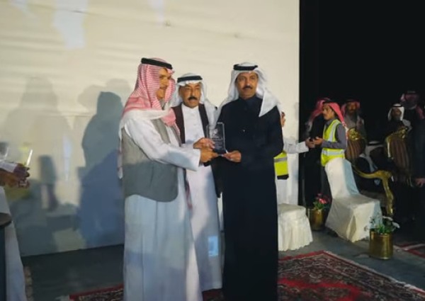 «من بينهم فهد الخياري وطلال الشمري».. شاهد: الأمير بدر الفيصل يكرم شعراء المحاورة المشاركين في منارة حائل «من بينهم فهد الخياري وطلال الشمري».. شاهد: الأمير بدر الفيصل يكرم شعراء المحاورة المشاركين في منارة حائل