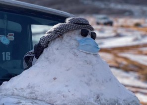 مرتديًا كمامة .. بالصور: مواطن يظهر ابداعاته ويبني رجل الثلج في علقان مرتديًا كمامة .. بالصور: مواطن يظهر ابداعاته ويبني رجل الثلج في علقان
