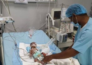 “سلمان للإغاثة” ينقذ حياة رضيعة يمنية رُزقت أسرتها بها بعد انتظار 10 سنوات.. ووالدها يروي التفاصيل “سلمان للإغاثة” ينقذ حياة رضيعة يمنية رُزقت أسرتها بها بعد انتظار 10 سنوات.. ووالدها يروي التفاصيل