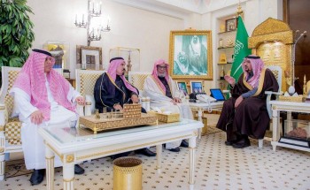 بالصور..أمير القصيم يستقبل ورثة نورة العبري بعد تنازلهم عن حقهم الشرعي