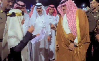 بمشاركة محافظ الكامل.. طفل صغير يخطف الأنظار خلال احتفالات يوم التأسيس في مركز الغريف (فيديو) بمشاركة محافظ الكامل.. طفل صغير يخطف الأنظار خلال احتفالات يوم التأسيس في مركز الغريف (فيديو)