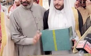 مقيم هندي يقدم هدية إلى «سلطان بن إبراهيم البراك» بمناسبة زواجه وسط تفاعل كبير من والد العريس والحضور مقيم هندي يقدم هدية إلى «سلطان بن إبراهيم البراك» بمناسبة زواجه وسط تفاعل كبير من والد العريس والحضور