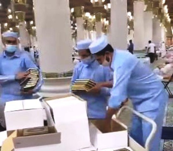 بعد رفعها العام الماضي احترازياً.. إعادة المصاحف إلى المسجد الحرام والمسجد النبوي (فيديو)