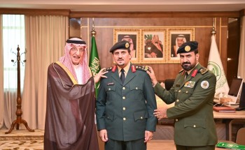 سمو أمير منطقة جازان يقلّد الحكمي والعمري رتبتيهما الجديدتين