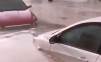 فيديو.. السيول تغمر بعض شوارع مكة المكرمة وتتسبب في غرق عدد من المركبات فيديو.. السيول تغمر بعض شوارع مكة المكرمة وتتسبب في غرق عدد من المركبات