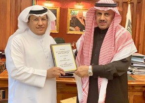 الفيفي يهدي مدير جامعة الملك خالد كتابه صورة الملك سلمان بن عبدالعزيز آل سعود في عاصفة الحزم