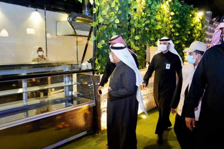 خلال اليوم الأول لعودة الطلبات الداخلية.. أمين الجوف يقف على تدابير كورونا بالمطاعم والمقاهي
