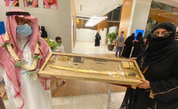 الفنانة التشكيلية المعروفة الأستاذة بشرى السيد سفيرة الفن التشكيلي والنوايا الحسنة تكرم الزميل إبراهيم النعمي الفنانة التشكيلية المعروفة الأستاذة بشرى السيد سفيرة الفن التشكيلي والنوايا الحسنة تكرم الزميل إبراهيم النعمي