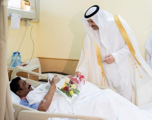 بالصور.. أمير الباحة يزور مرضى مستشفى الملك فهد ويهنئهم بالعيد