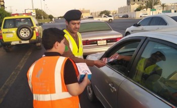 الدفاع المدني يشارك المتطوعين بمدينة تبوك توزيع وجبات الإفطار على الصائمين الدفاع المدني يشارك المتطوعين بمدينة تبوك توزيع وجبات الإفطار على الصائمين