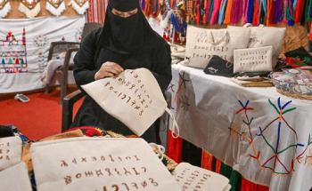 منها النقش الثمودي .. العروض اليدوية تجذب زوار مهرجان بيت حائل في نسخته الثانية منها النقش الثمودي .. العروض اليدوية تجذب زوار مهرجان بيت حائل في نسخته الثانية