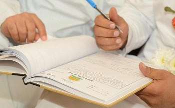 وزير العدل يوجّه بمساءلة مأذون زوّج طفلة عمرها 10 سنوات.. والنظر في عقد الزواج وزير العدل يوجّه بمساءلة مأذون زوّج طفلة عمرها 10 سنوات.. والنظر في عقد الزواج