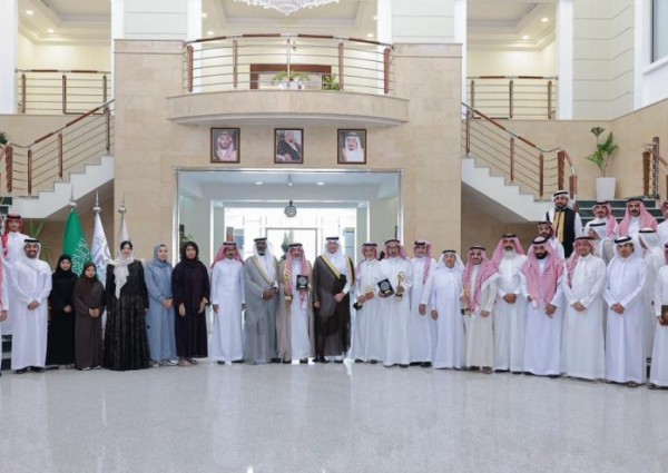 محافظ الأحساء يكرّم الفائزين بمهرجان الخليج للإذاعة والتلفزيون عن مسلسل تم تصويره في المحافظة محافظ الأحساء يكرّم الفائزين بمهرجان الخليج للإذاعة والتلفزيون عن مسلسل تم تصويره في المحافظة
