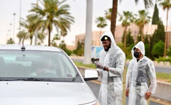 وسط الأمطار .. شاهد: جهود رجال الأمن في أداء عملهم وتطبيق منع التجول وسط الأمطار .. شاهد: جهود رجال الأمن في أداء عملهم وتطبيق منع التجول