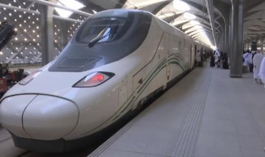 شاهد.. حجاج يُسافرون بالقطار السريع من المدينة إلى مكة لأول مرّة يروون التجربة