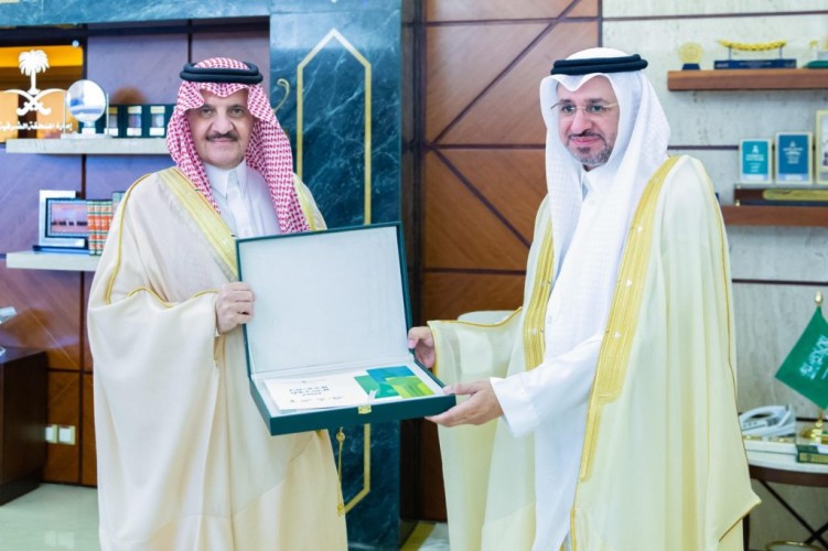 أمير الشرقية يستقبل مدير فرع مركز الملك عبدالعزيز للتواصل الحضاري بالمنطقة