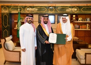 أمير الشرقية يستقبل مواطناً أنقذ طفلة من الغرق أمير الشرقية يستقبل مواطناً أنقذ طفلة من الغرق