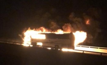 بالصور..اشتعال النيران في حافلة إثر حـادث على طريق الهجرة.. ومصادر: وفـاة أكثر من 30 معتمراً