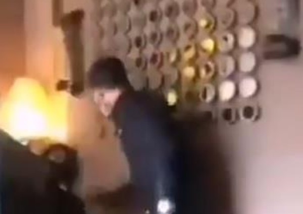 تداول فيديو لـــ”موظف يتطاول على زميلته في عملهما يثير الجدل تداول فيديو لـــ”موظف يتطاول على زميلته في عملهما يثير الجدل