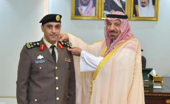 أمير نجران يقلّد مدير مكافحة المخدرات ومساعده رتبتهما الجديدة عميد