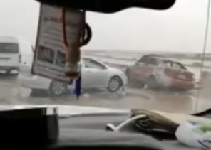 شاهد.. هذا ما فعلته العاصفة المدارية بالسيارت في حفر الباطن شاهد.. هذا ما فعلته العاصفة المدارية بالسيارت في حفر الباطن