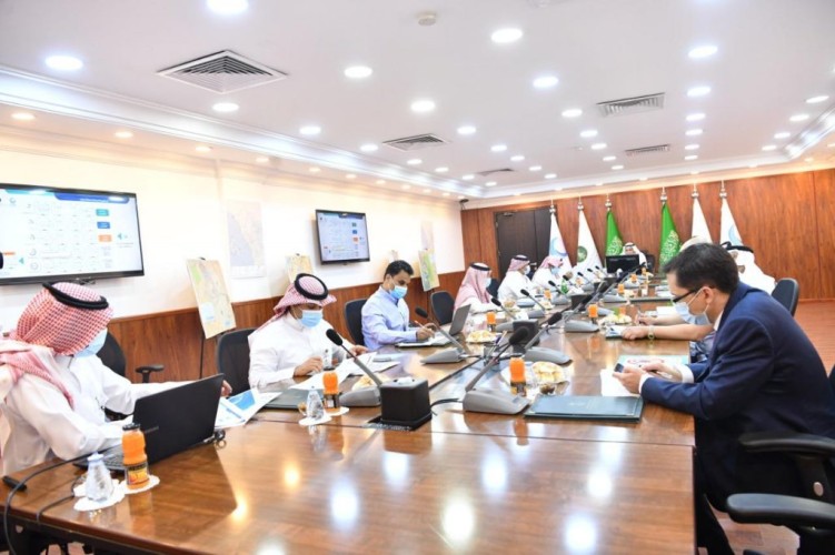 الرئيس التنفيذي لشركة المياه الوطنية يتفقد عددا من المشروعات بالمنطقة ..