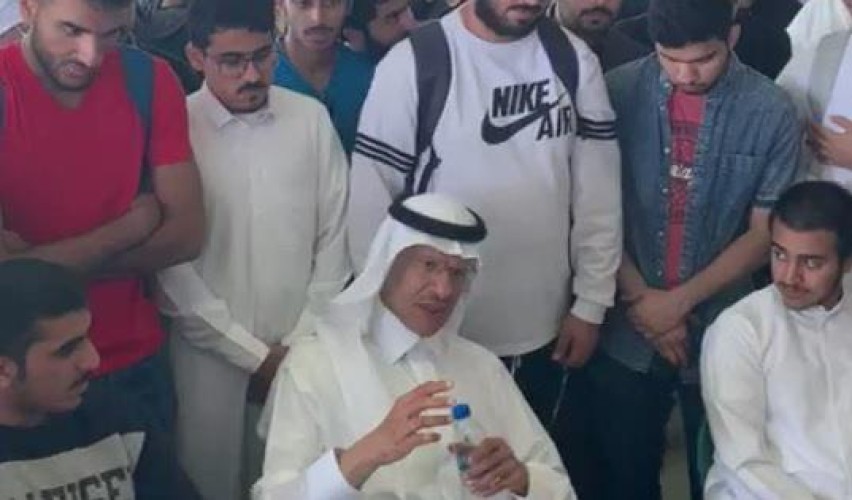 بالفيديو: تبادل حديث ودي بين وزير الطاقة ومجموعة من الطلاب أثناء تناول الغداء معهم