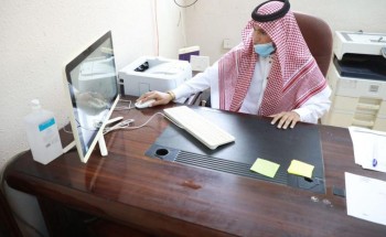 الطالب “فارس” يقدم الدعم لزملائه وأقاربه بتسجيلهم في منصة مدرستي . ومدير تعليم جازان يزور مدرسته ويشيد بموهبته ومبادرته