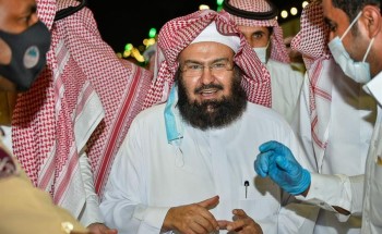 شاهد.. “السديس” يتذوق منتجات مزارعي الرمان في مهرجان الشيحية بالقصيم