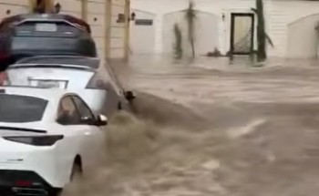 بعد أمطار غزيرة.. بالفيديو: سيول غزيرة تجرف مركبات في حي الوسام بالطائف