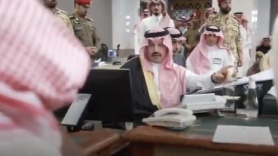 بالفيديو: توجيه من أمير عسير بنقل طفلة مريضة ووالدها لحل موضوع علاجها
