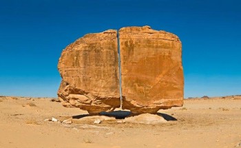 بالفيديو… واحدة من عجائب الصحراء تكونت قبل ملايين السنين.. ماذا تعرف عن صخرة “النصلة” بتيماء بالفيديو… واحدة من عجائب الصحراء تكونت قبل ملايين السنين.. ماذا تعرف عن صخرة “النصلة” بتيماء