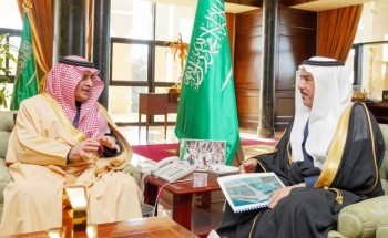 أمير تبوك يتسلم التقرير السنوي لإنجازات وأعمال فرع وزارة التجارة بالمنطقة أمير تبوك يتسلم التقرير السنوي لإنجازات وأعمال فرع وزارة التجارة بالمنطقة
