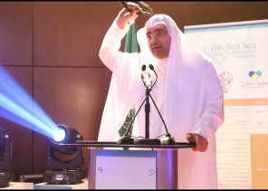 كبير الإداريين في شركة البحر الأحمر للتطوير يرفع العقال احتراما لاهالي أملج كبير الإداريين في شركة البحر الأحمر للتطوير يرفع العقال احتراما لاهالي أملج