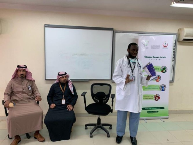 صحي هديب يوعي الطلاب بفيروس الكورونا و يحذر من السمنة