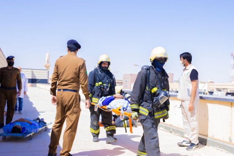 مستشفى الملك خالد بحفر الباطن ينفذ فرضية حريق وهمي بالتعاون مع الدفاع المدني