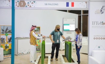 مواطن شاب يلفت انتباه فرنسيين في المزاد الدولي لمزارع إنتاج الصقور مواطن شاب يلفت انتباه فرنسيين في المزاد الدولي لمزارع إنتاج الصقور