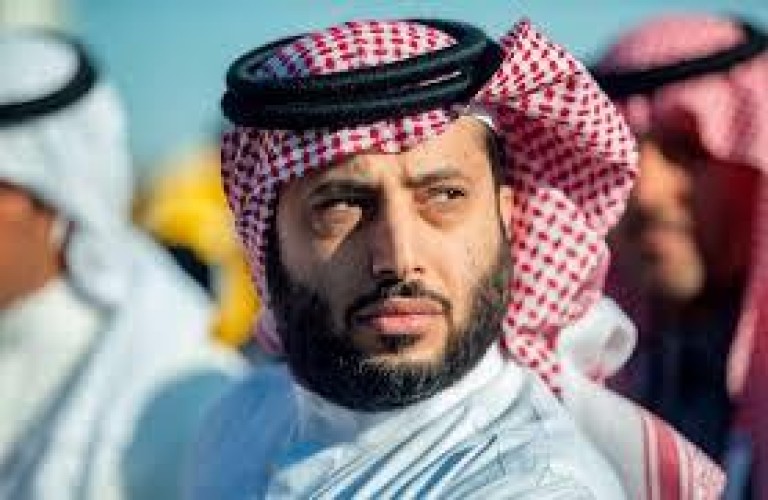 “مقطعها طير النوم من عيني”.. تركي آل الشيخ يعِد بالتواصل مع أم الأيتام