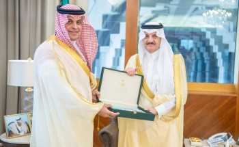 أمير الشرقية يتسلم التقرير السنوي لصحة المنطقة لعام 2024.. ويشيد بجهود تحسين جودة الحياة أمير الشرقية يتسلم التقرير السنوي لصحة المنطقة لعام 2024.. ويشيد بجهود تحسين جودة الحياة
